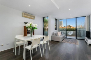 WILL1 - Stylish 2-Bed 2-Bath Oasis in Crows Nest Village